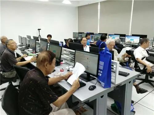 吳中區(qū)圖書館第12期“愛(ài)老扶老”公益培訓(xùn)活動(dòng) 助老年讀者輕松玩轉(zhuǎn)電腦與手機(jī)